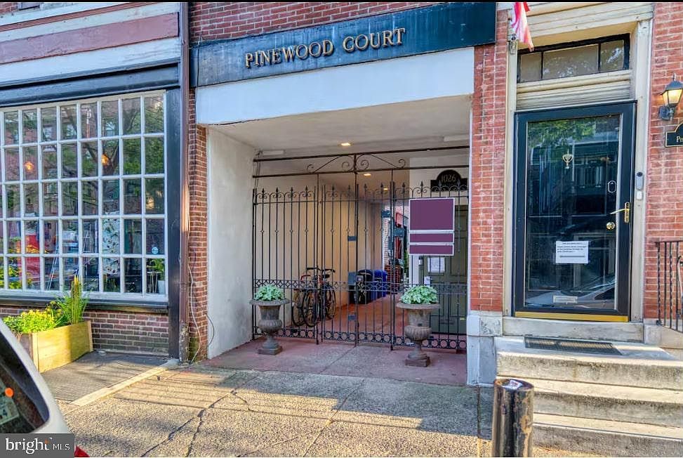 1026 Pine St APT 6 Philadelphia, PA 19107 - Thumbnail 4