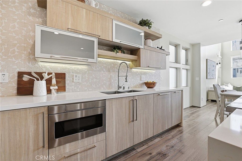 1745 Spreckels Ln Redondo Beach, CA 90278 - Thumbnail 4