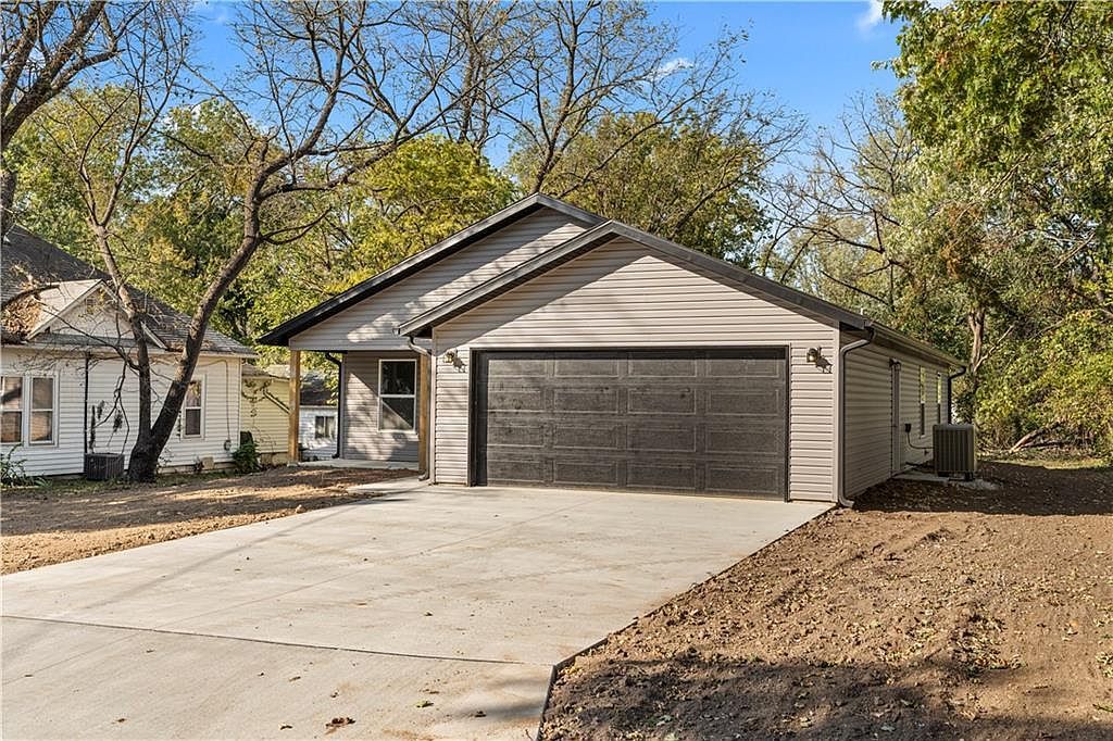 520 W Hunter St Nevada, MO 64772 - Thumbnail 4