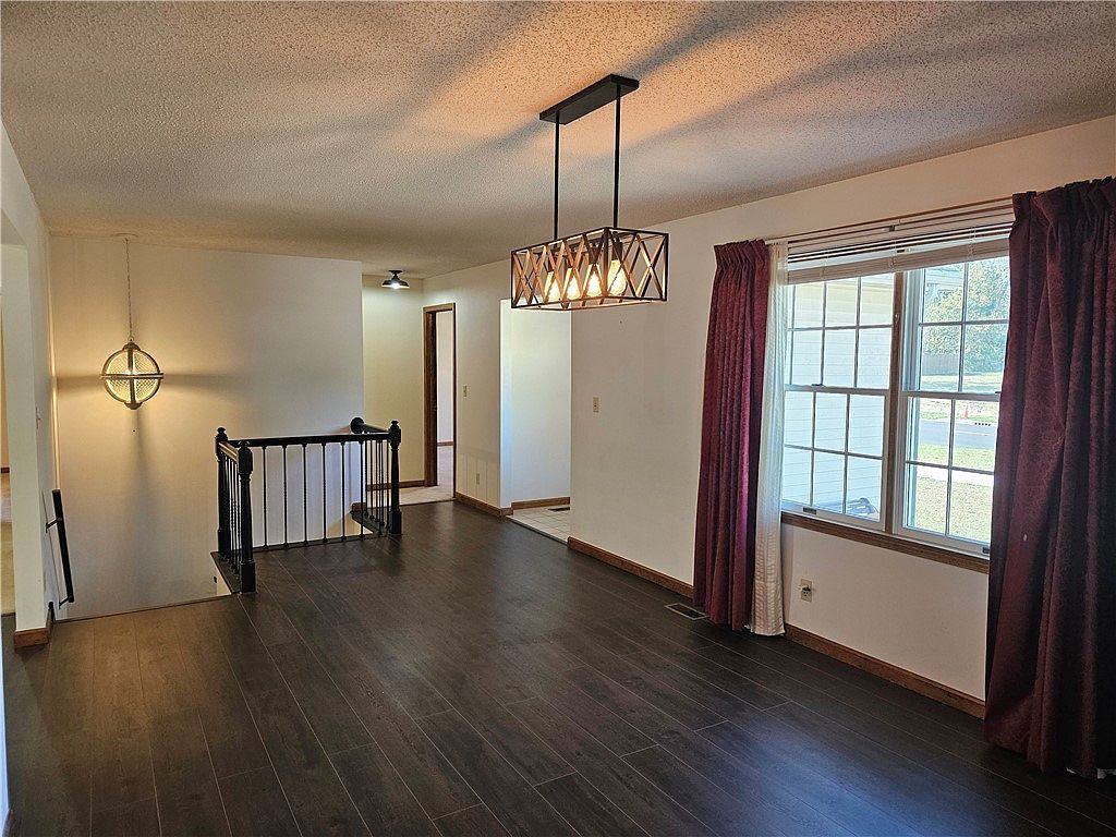 2139 Douglas St Charleston, IL 61920 - Thumbnail 4