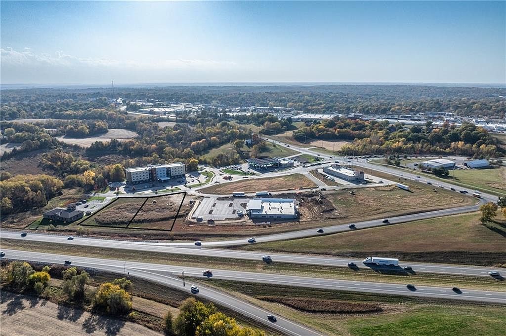 N Village Dr Saint Joseph, MO 64506 - Thumbnail 4