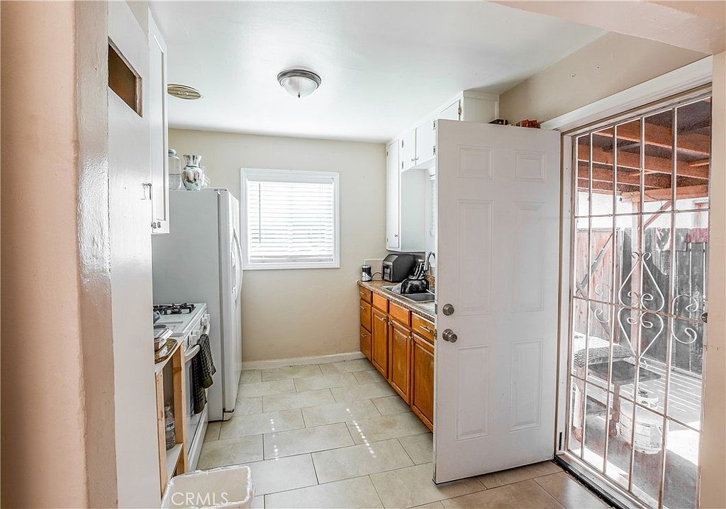 12127 216th St Hawaiian Gardens, CA 90716 - Thumbnail 4