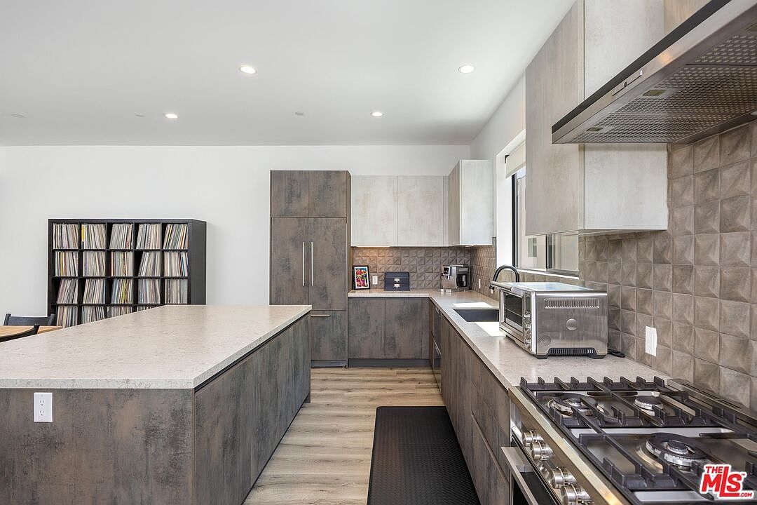 4724 N Village Court Ln Valley Village, CA 91607 - Thumbnail 4