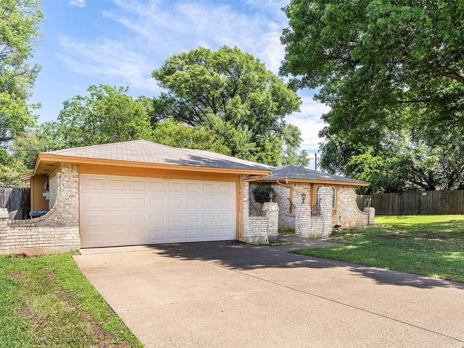 2303 Hazelwood Ct Arlington, TX 76015 - Thumbnail 4