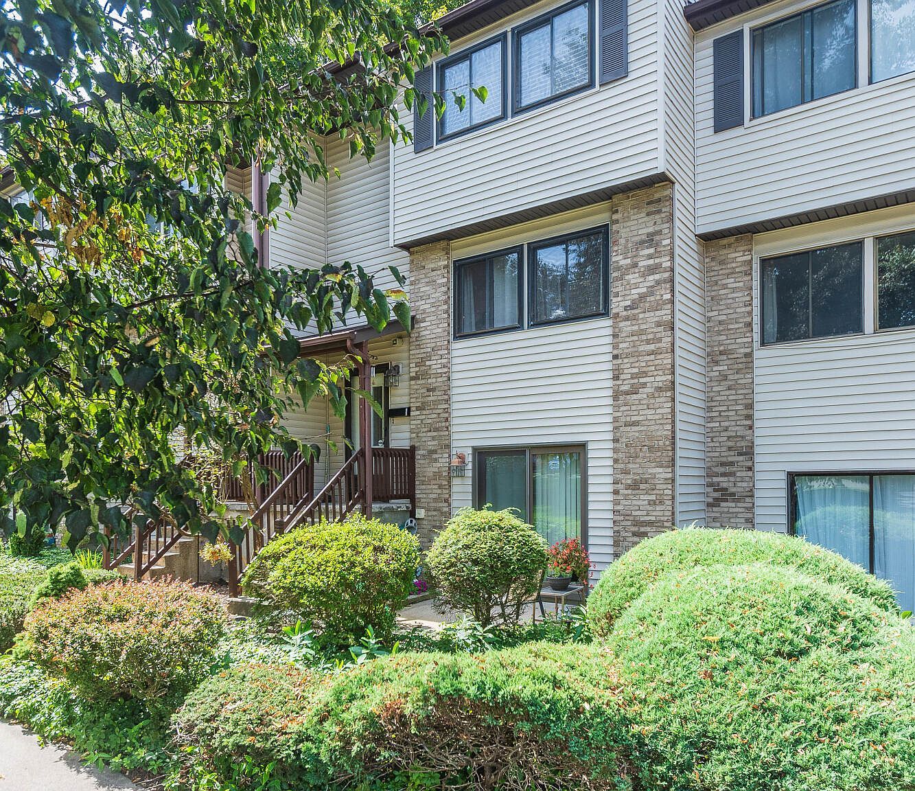 258 Village Ct Kingston, NY 12401 - Thumbnail 4