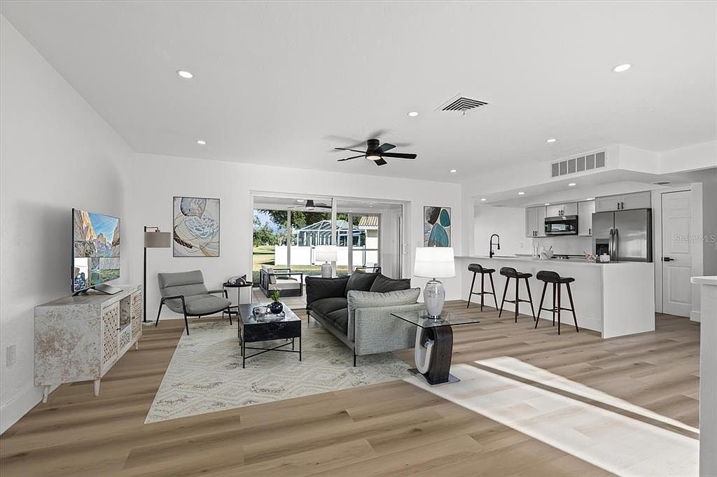 3535 Village Green Dr Sarasota, FL 34239 - Thumbnail 4