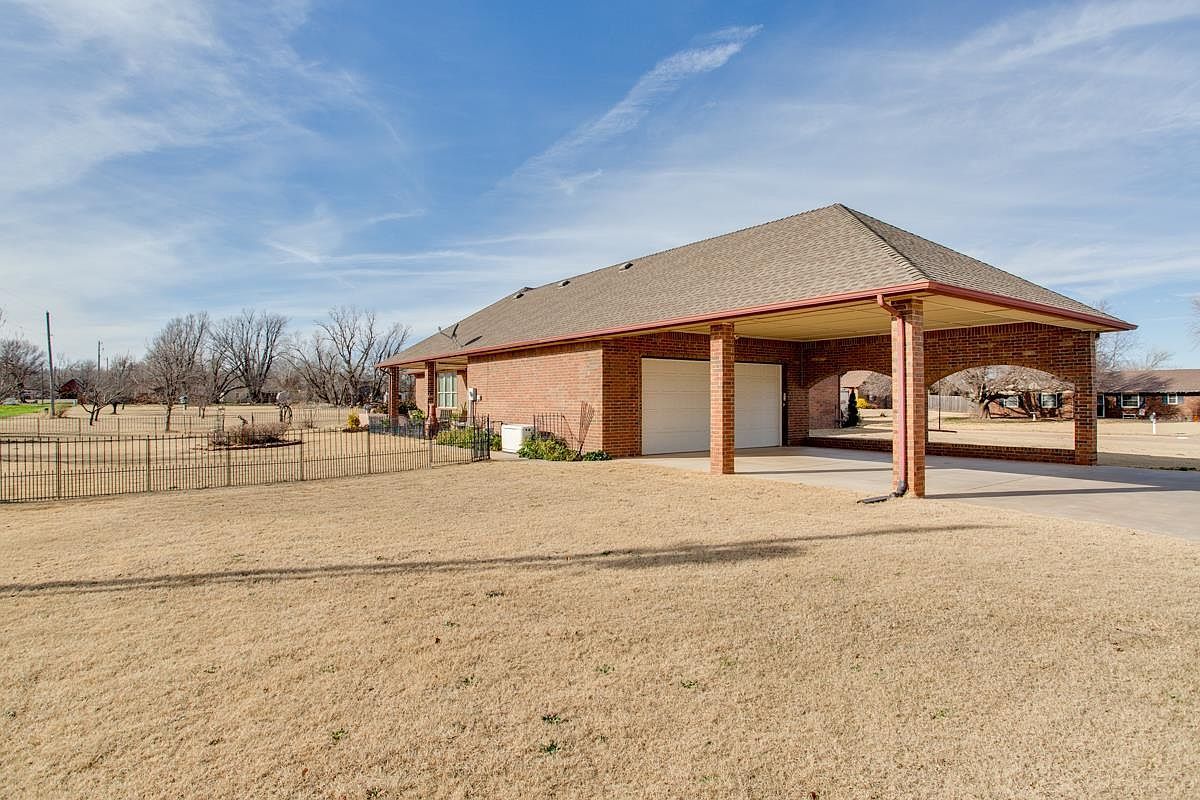 607 Cowboy Ln Waukomis, OK 73773 - Thumbnail 4