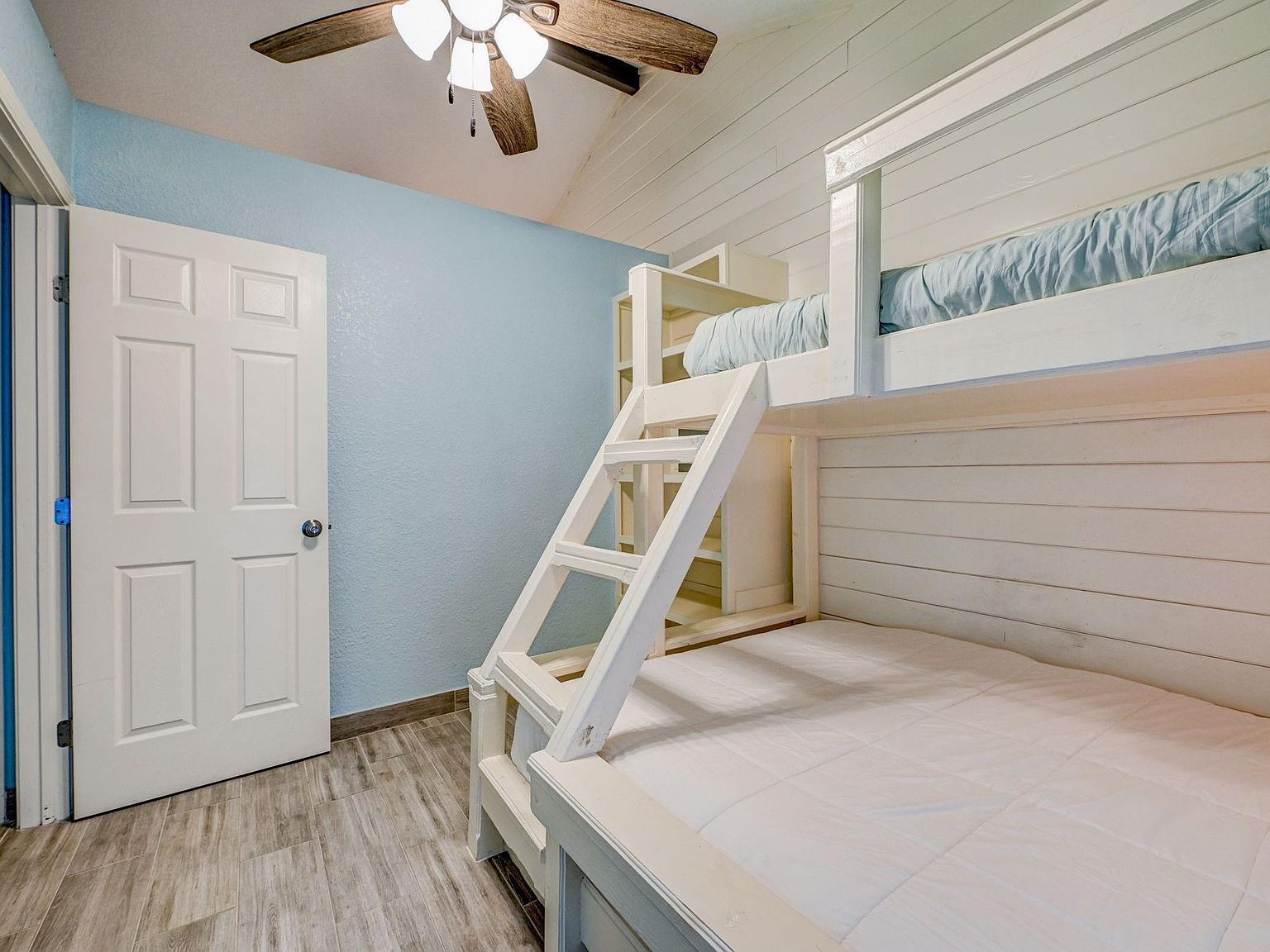 1321 Melody Ln Crystal Beach, TX 77650 - Thumbnail 4