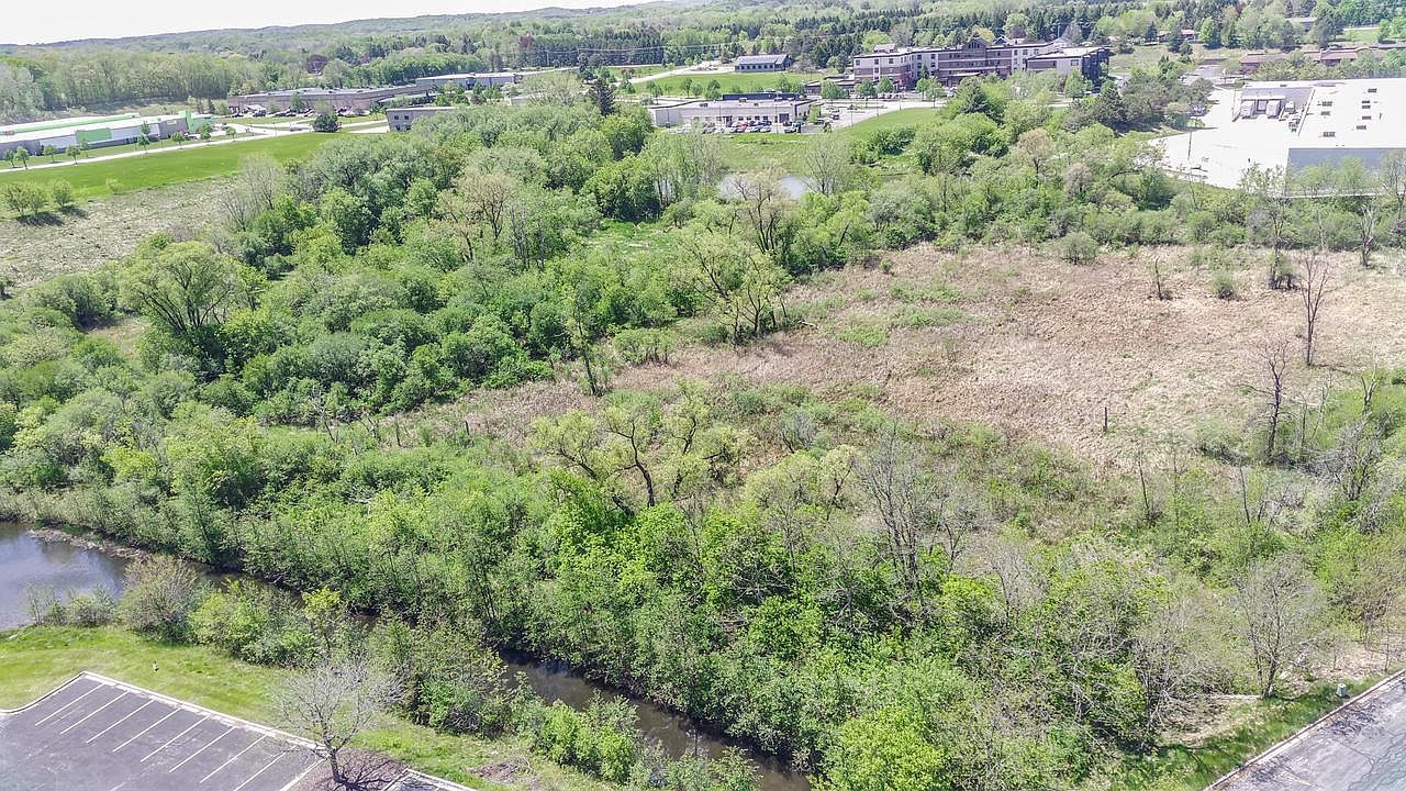 1275 W Paradise Dr, West Bend, WI, 53095 - Thumbnail 4