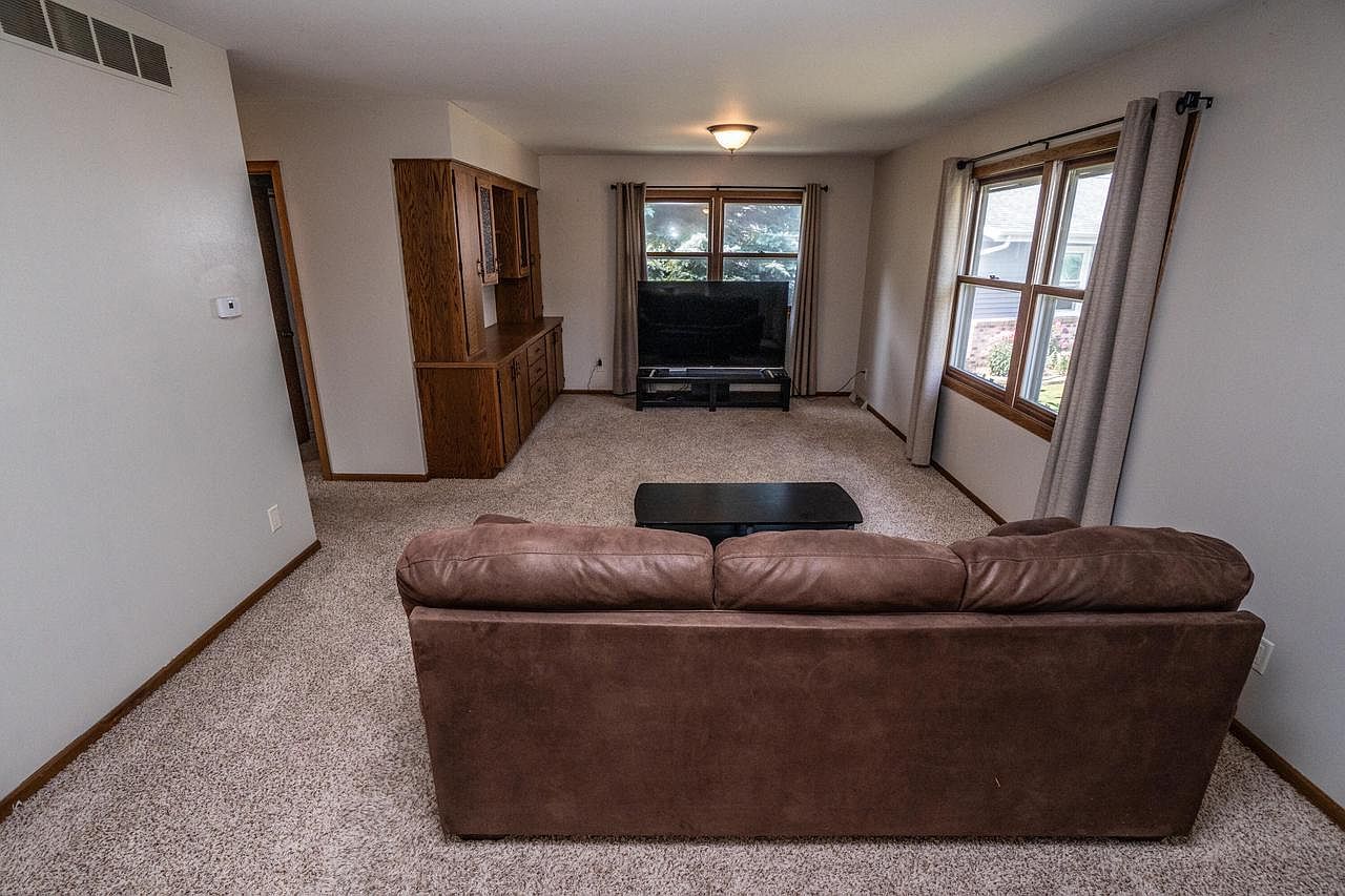 1925 Hilltop Dr West Bend, WI 53095 - Thumbnail 4