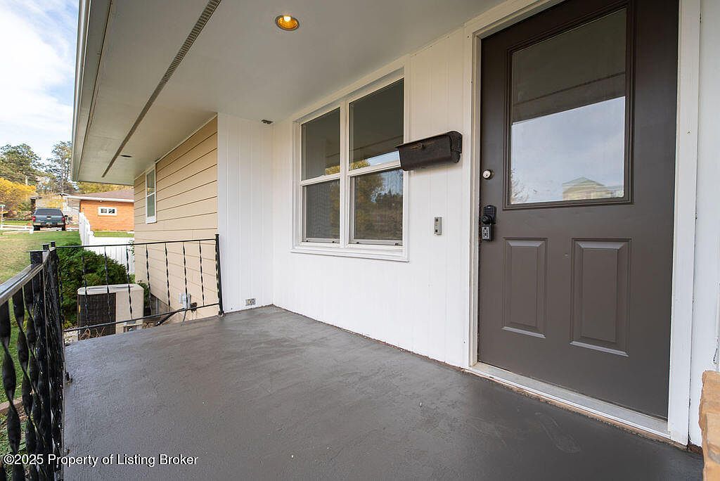 741 Empire Rd Dickinson, ND 58601 - Thumbnail 4