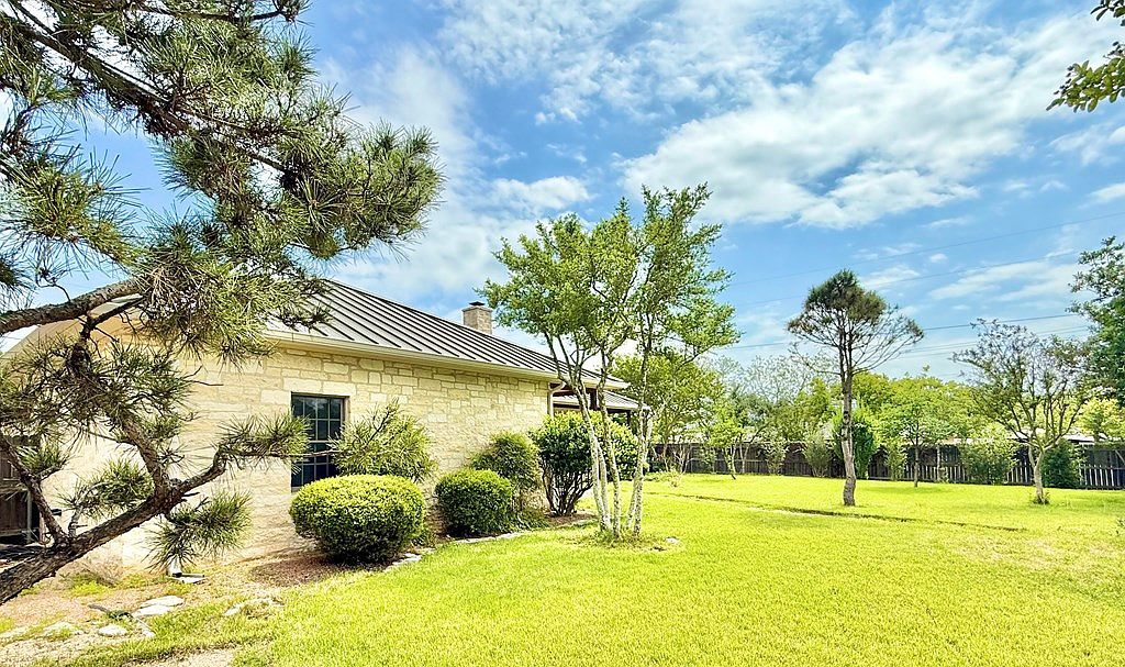 802 Avenue C Fredericksburg, TX 78624 - Thumbnail 4