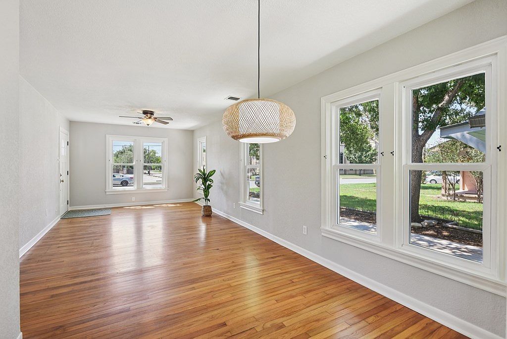 924 Barnett St Kerrville, TX 78028 - Thumbnail 4