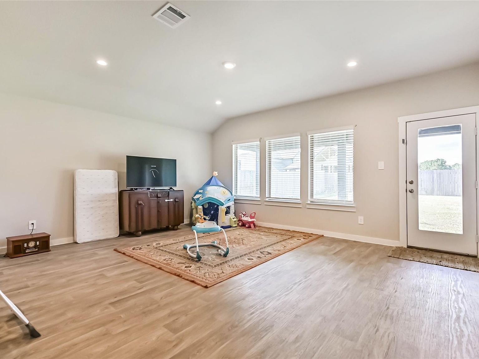 136 Little Spring Ct Anahuac, TX 77514 - Thumbnail 4