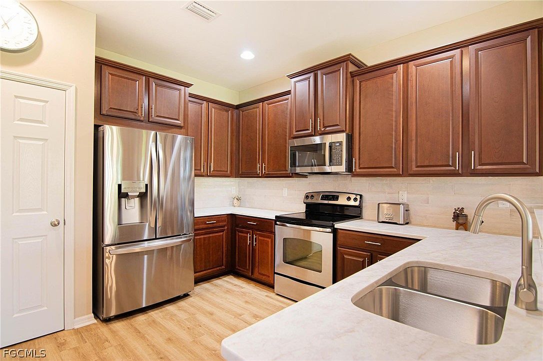 2527 Blackburn Cir Cape Coral, FL 33991 - Thumbnail 4