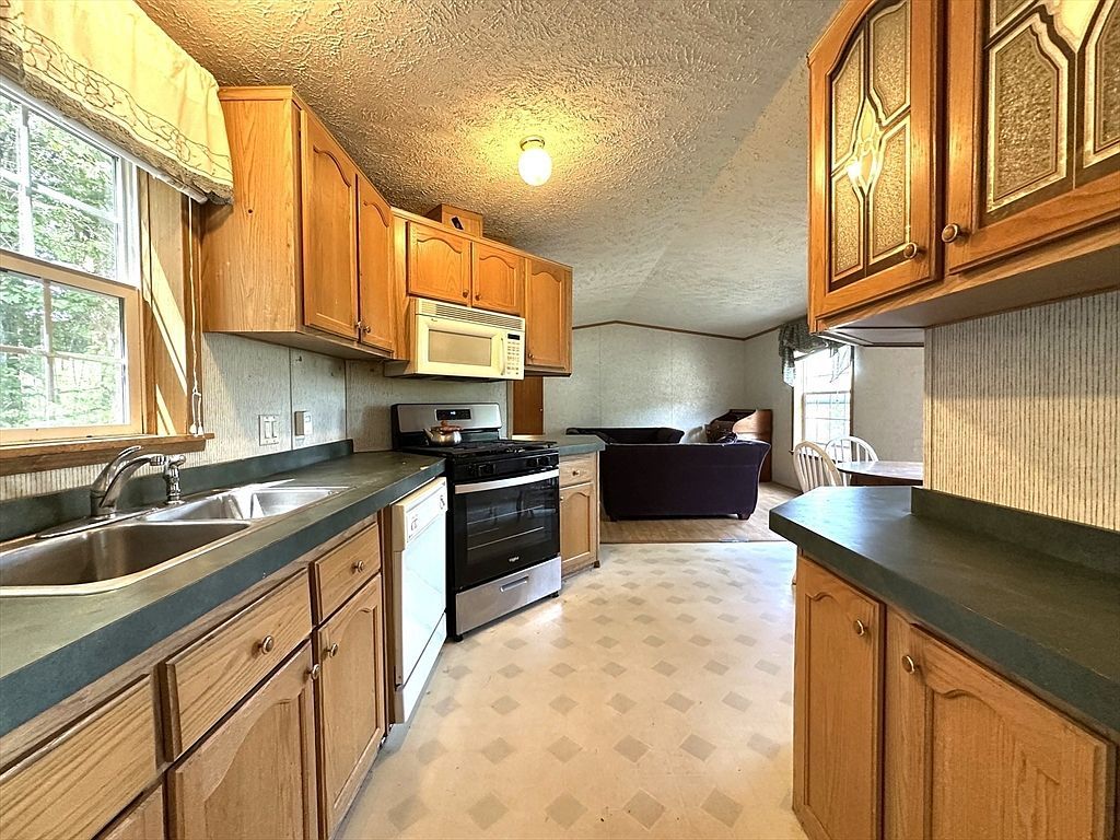 10 Eldorado Dr Marlborough, MA 01752 - Thumbnail 4