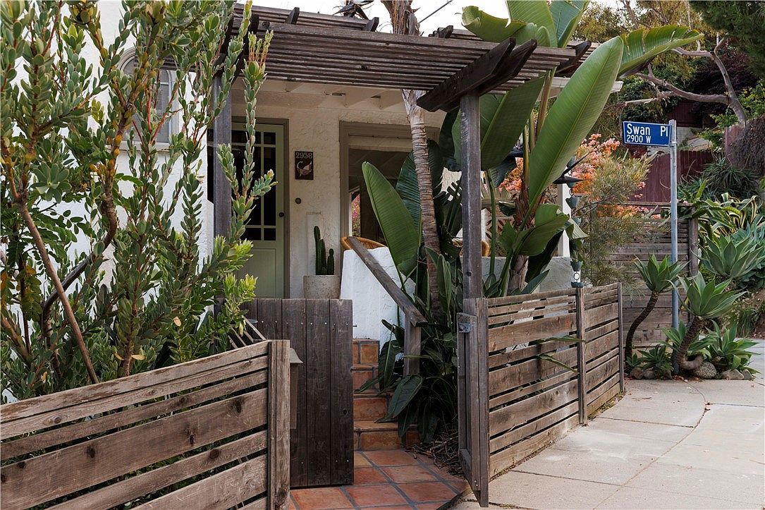 2958 Swan Pl Los Angeles, CA 90026 - Thumbnail 4