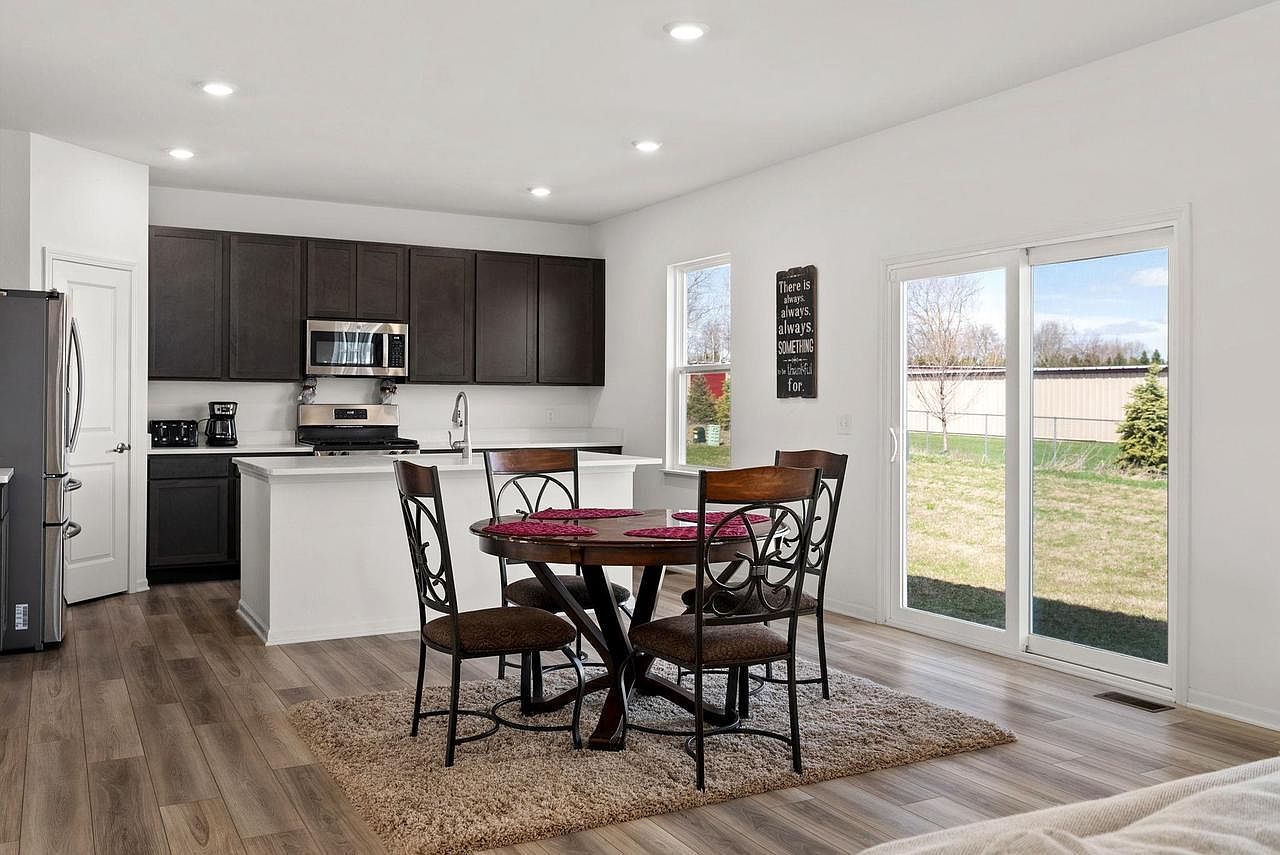 708 Narvik Cir Stoughton, WI 53589 - Thumbnail 4