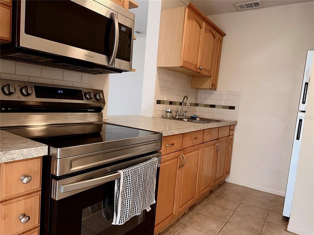 284 115th Ave N APT 3 Saint Petersburg, FL 33716 - Thumbnail 4