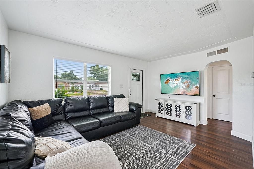 6527 3rd Ave S Saint Petersburg, FL 33707 - Thumbnail 4