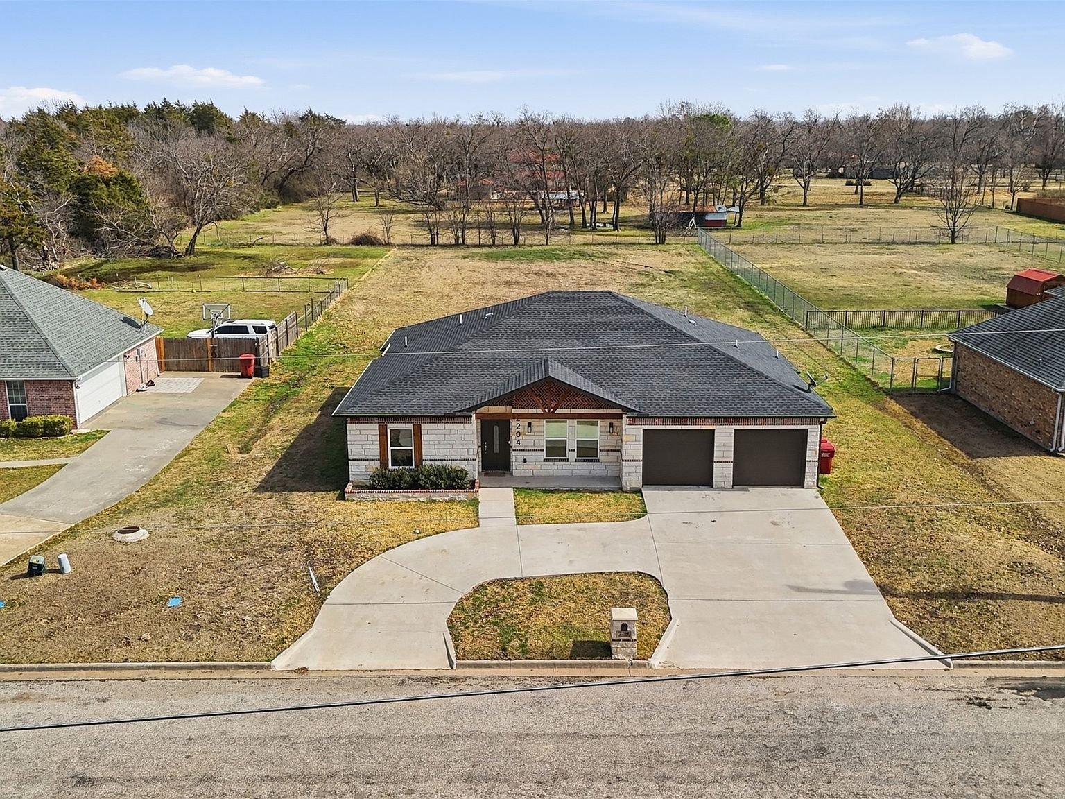 2204 Albert Broadfoot St Bonham, TX 75418 - Thumbnail 4