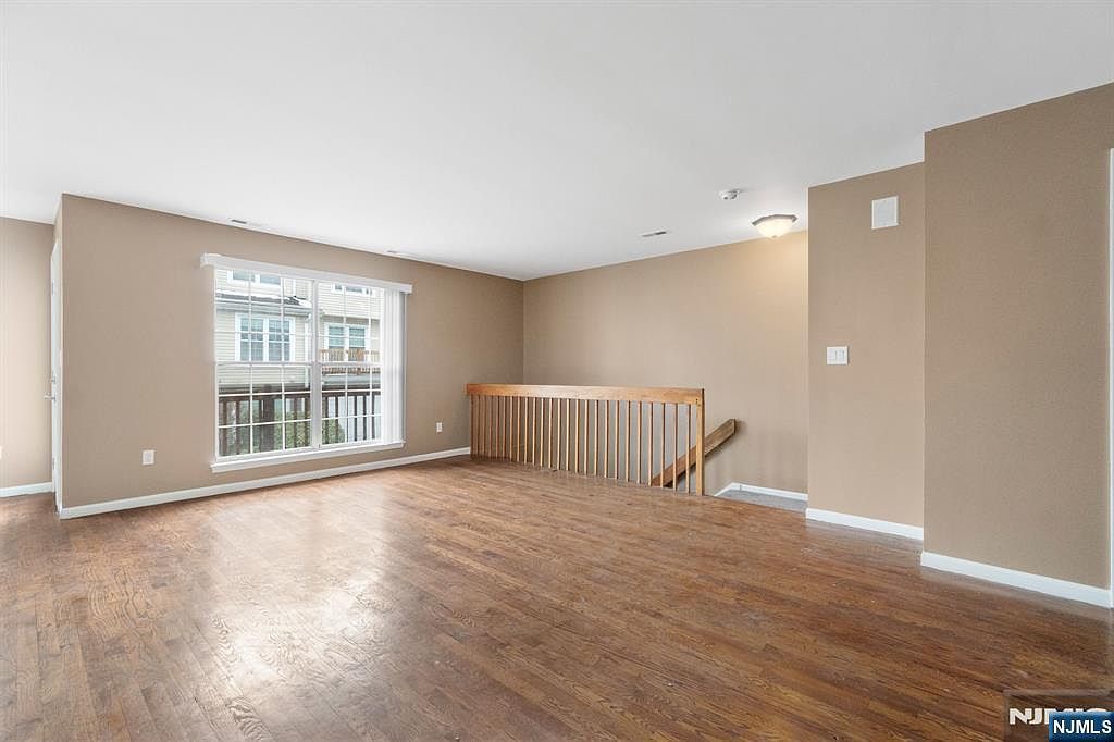 557 Ridge Ln Fort Lee, NJ 07024 - Thumbnail 4