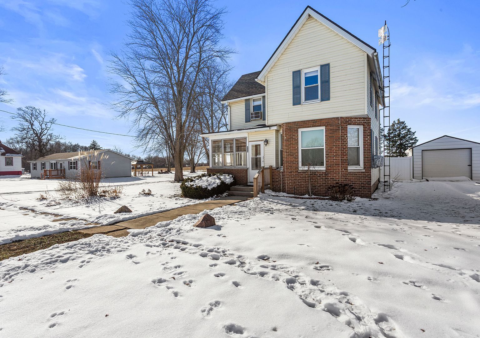 215 Chicago St Dewitt, IL 61735 - Thumbnail 4