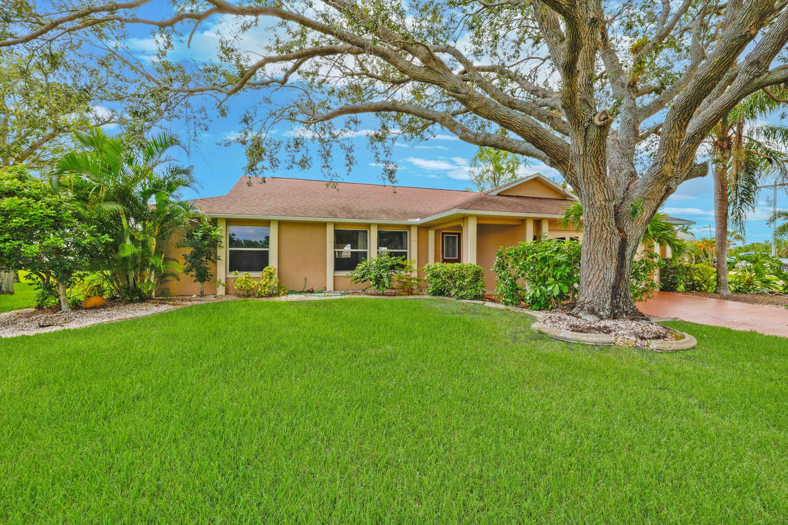 1952 Southeast 21st Court, Cape Coral, FL, USA, 33990 - Thumbnail 4