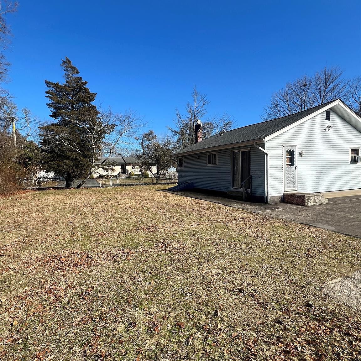 55 Trafalgar Dr Shirley, NY 11967 - Thumbnail 4