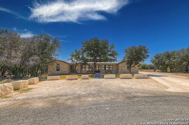 1802 Mountain Valley Dr Concan, TX 78838 - Thumbnail 4