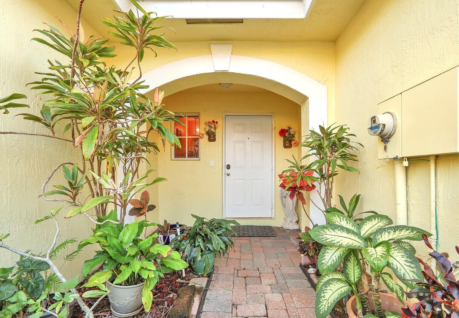 944 Imperial Lake Rd West Palm Beach, FL 33413 - Thumbnail 4