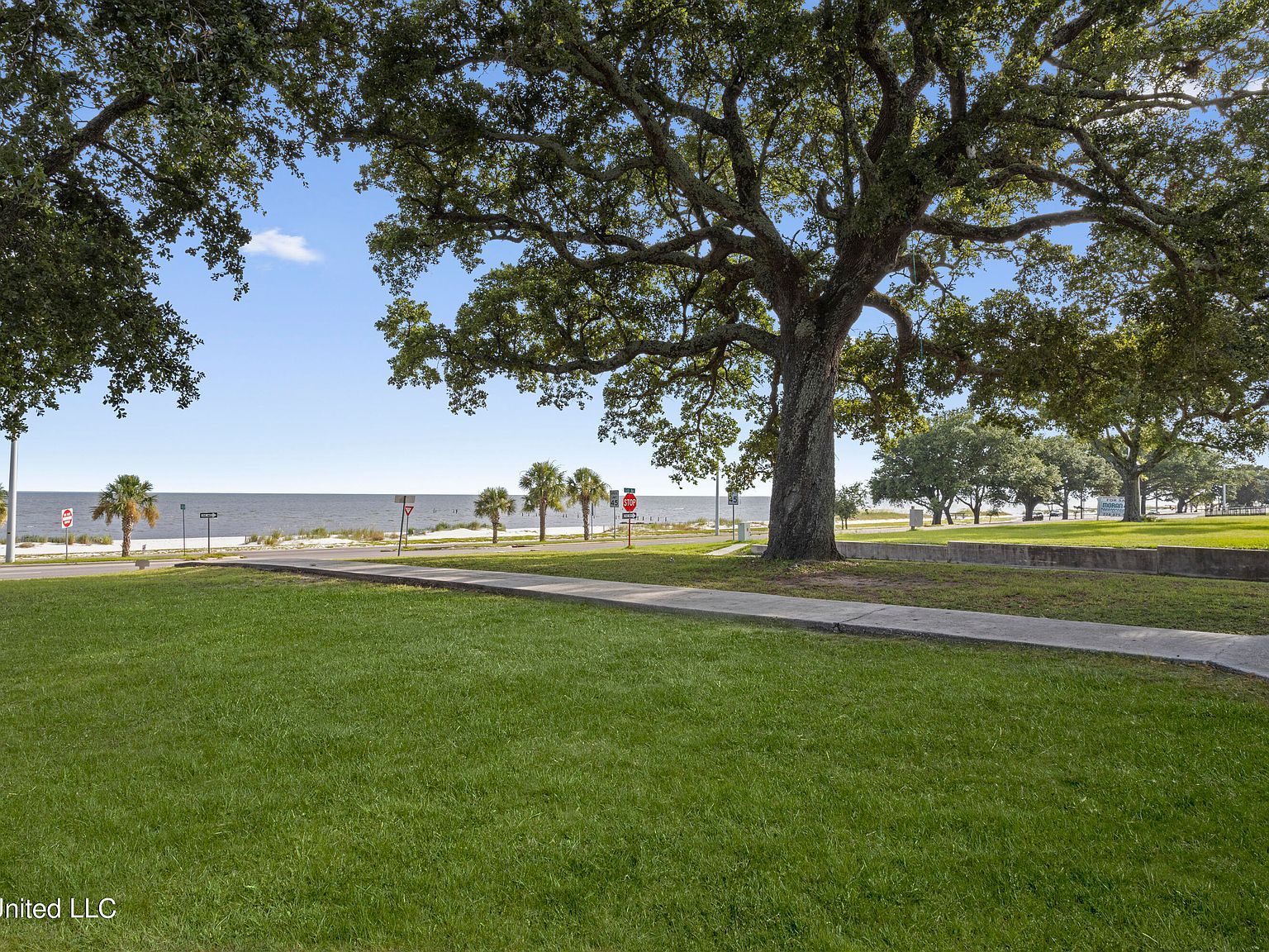 1096 Beach Blvd Biloxi, MS 39530 - Thumbnail 4