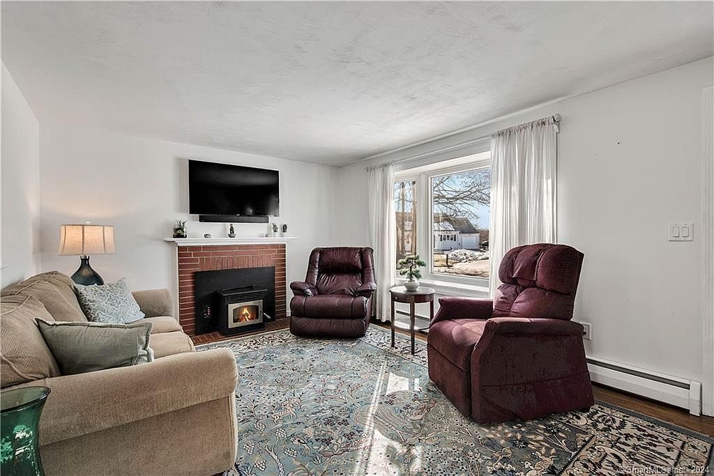 28 Linsal St Windsor Locks, CT 06096 - Thumbnail 4