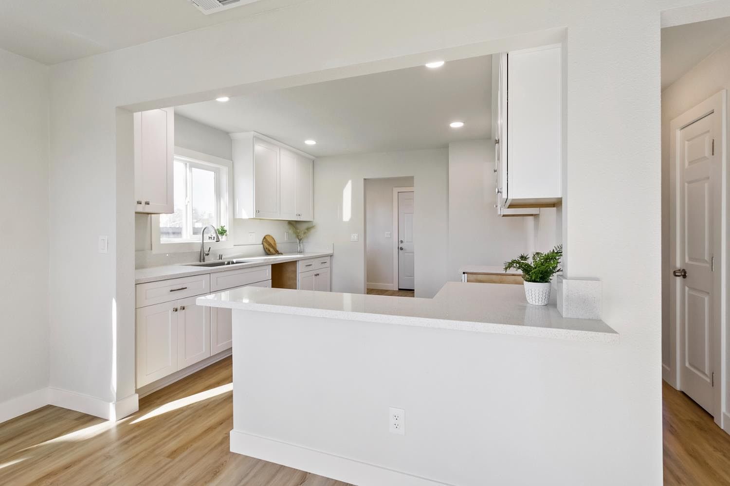 1757 Kenwood St Sacramento, CA 95815 - Thumbnail 4