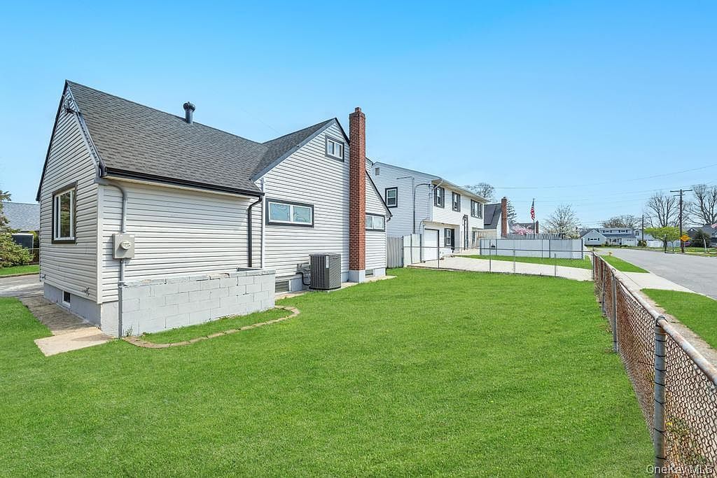 207 August Rd North Babylon, NY 11703 - Thumbnail 4