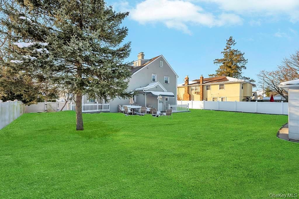 32 Longfellow Ave Westbury, NY 11590 - Thumbnail 4