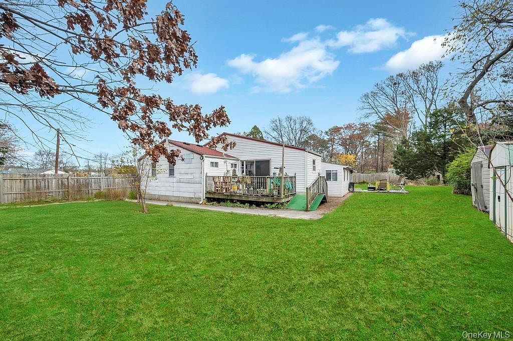 14 Urn Ct Brentwood, NY 11717 - Thumbnail 4