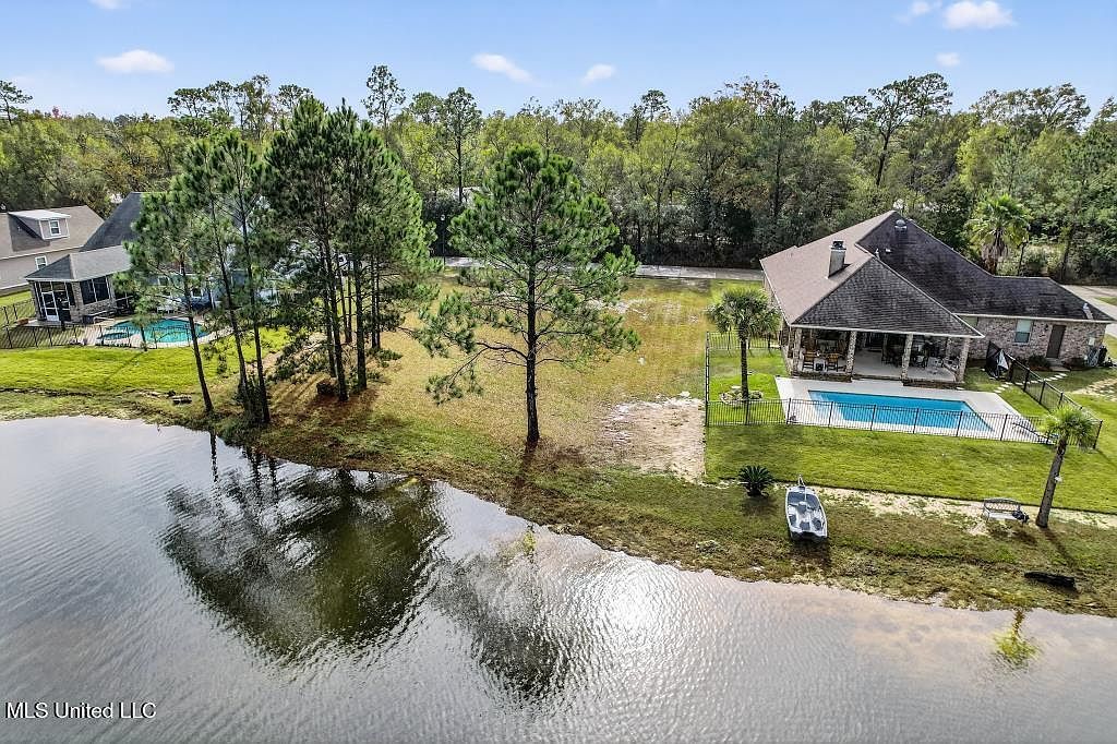 122 Emerald Lake Dr Waveland, MS 39576 - Thumbnail 4