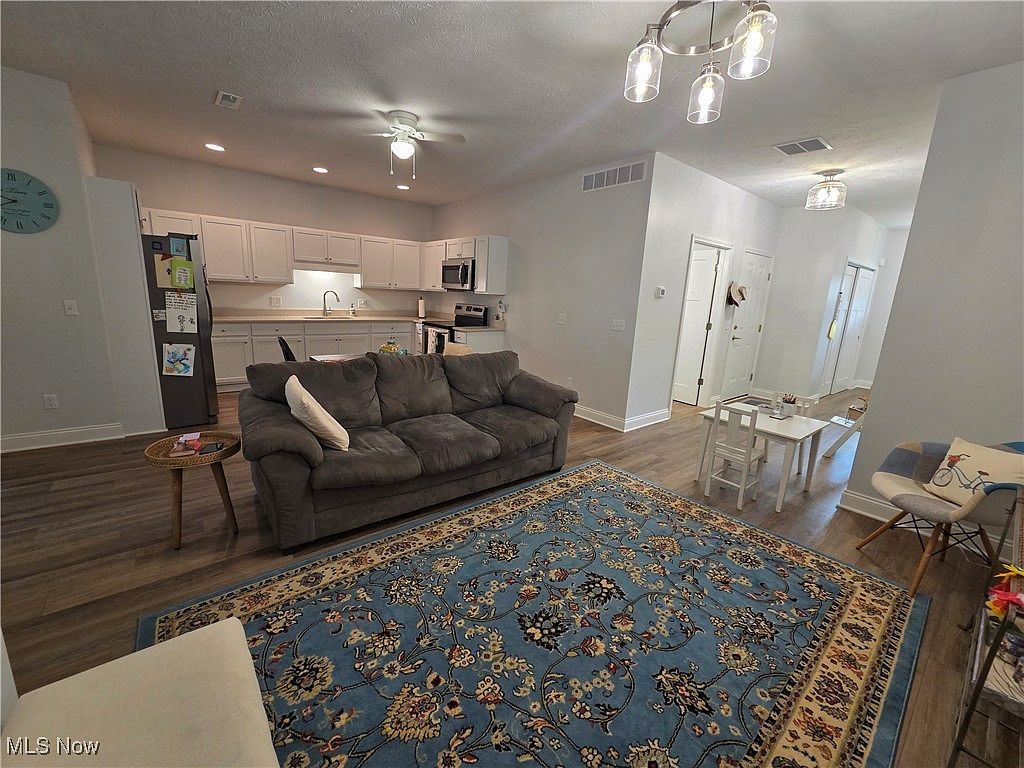 654 Treadway Blvd Sheffield Lake, OH 44054 - Thumbnail 4