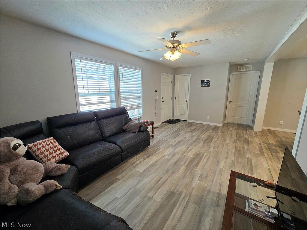 444 Westwoods Amherst, OH 44001 - Thumbnail 4