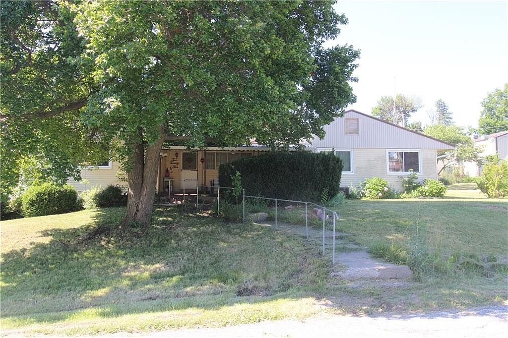 225 E 13th St Horton, KS 66439 - Thumbnail 4