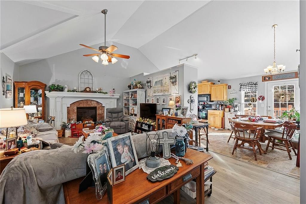 521 E 2nd St Dearborn, MO 64439 - Thumbnail 4