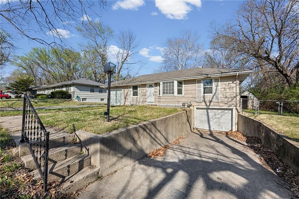 10209 Hillcrest Rd Kansas City, MO 64134 - Thumbnail 4