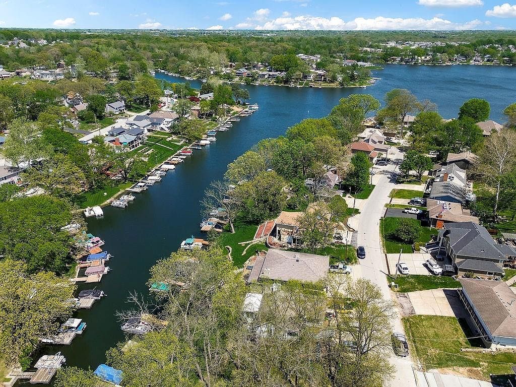 910 NW South Shore Dr Kansas City, MO 64151 - Thumbnail 4