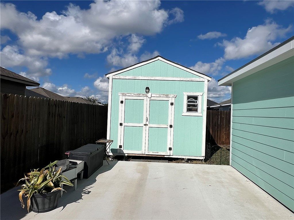 2076 S Saunders St Aransas Pass, TX 78336 - Thumbnail 4