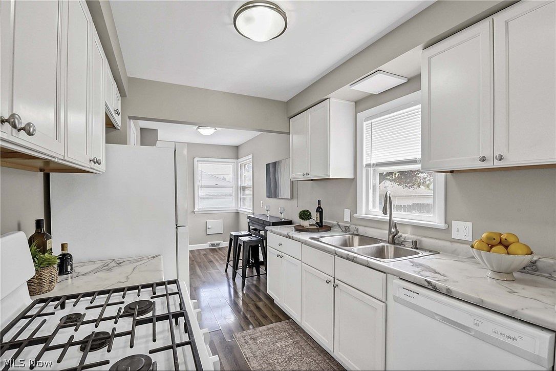 6469 Anita Dr Parma Heights, OH 44130 - Thumbnail 4