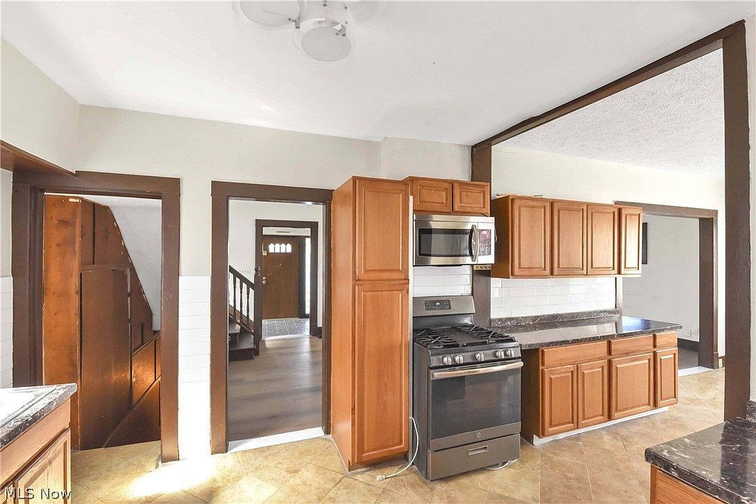 2037 Bunts Rd Lakewood, OH 44107 - Thumbnail 4