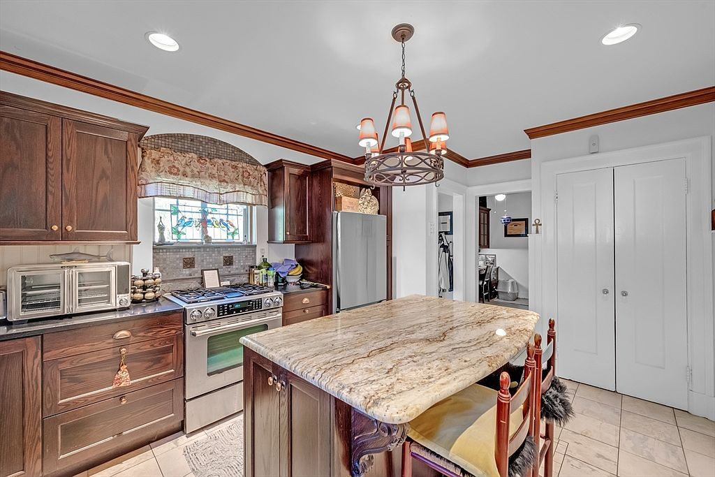 283 Longhill St Springfield, MA 01108 - Thumbnail 4