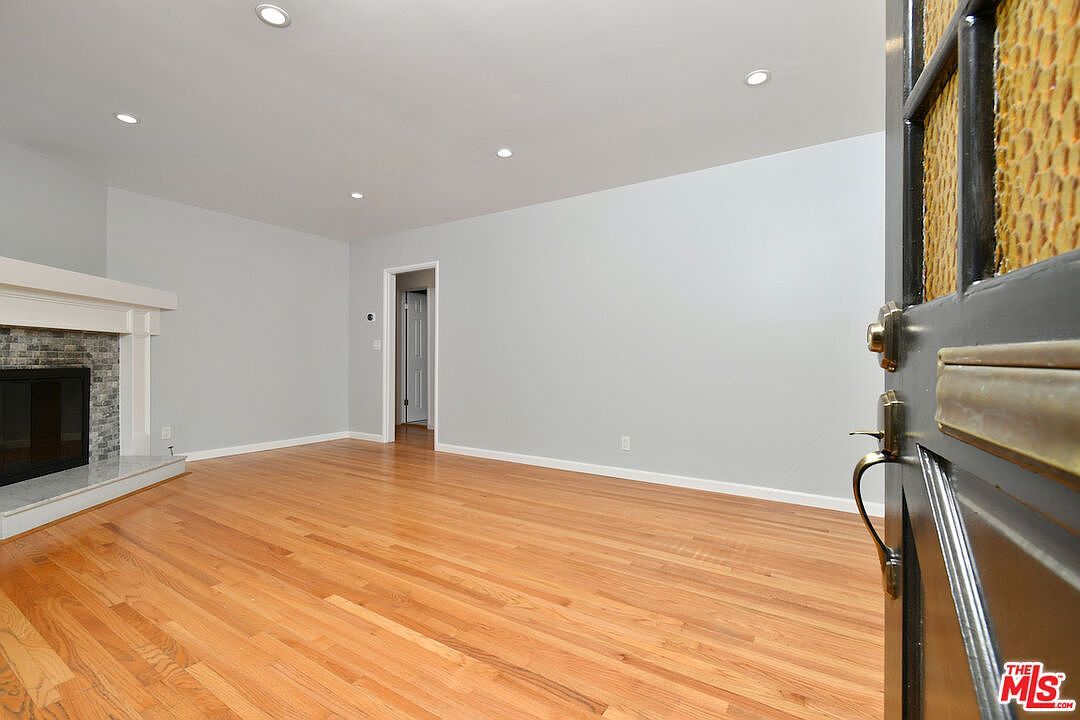 22025 De La Osa St Woodland Hills, CA 91364 - Thumbnail 4