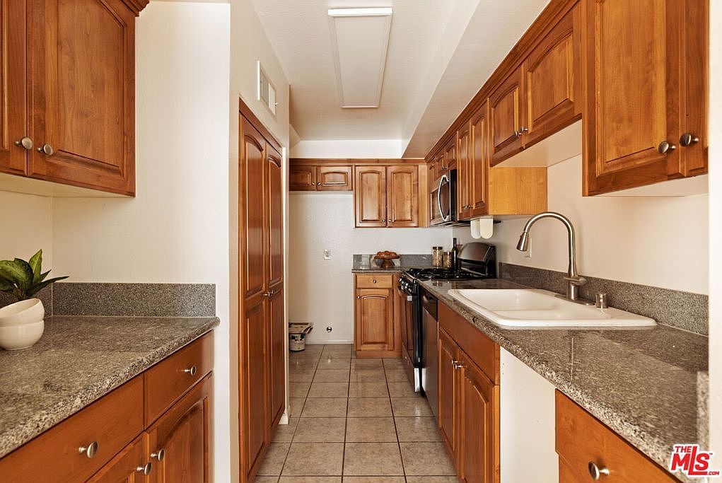 13030 Valleyheart Dr APT 119 Studio City, CA 91604 - Thumbnail 4